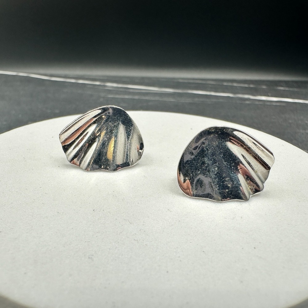 Vintage Silver Tone Ribbed Clam Shell Earrings Sculptural Clip Back Mod